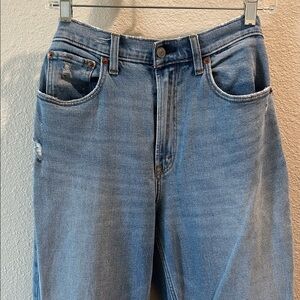 Abercrombie straight cropped Blue Denim Jeans.
Size 28S